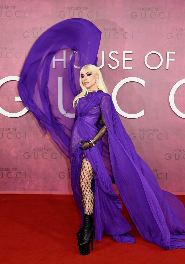 Lady Gaga brilla en un vestido-capa en la premier de ‘House of Gucci’