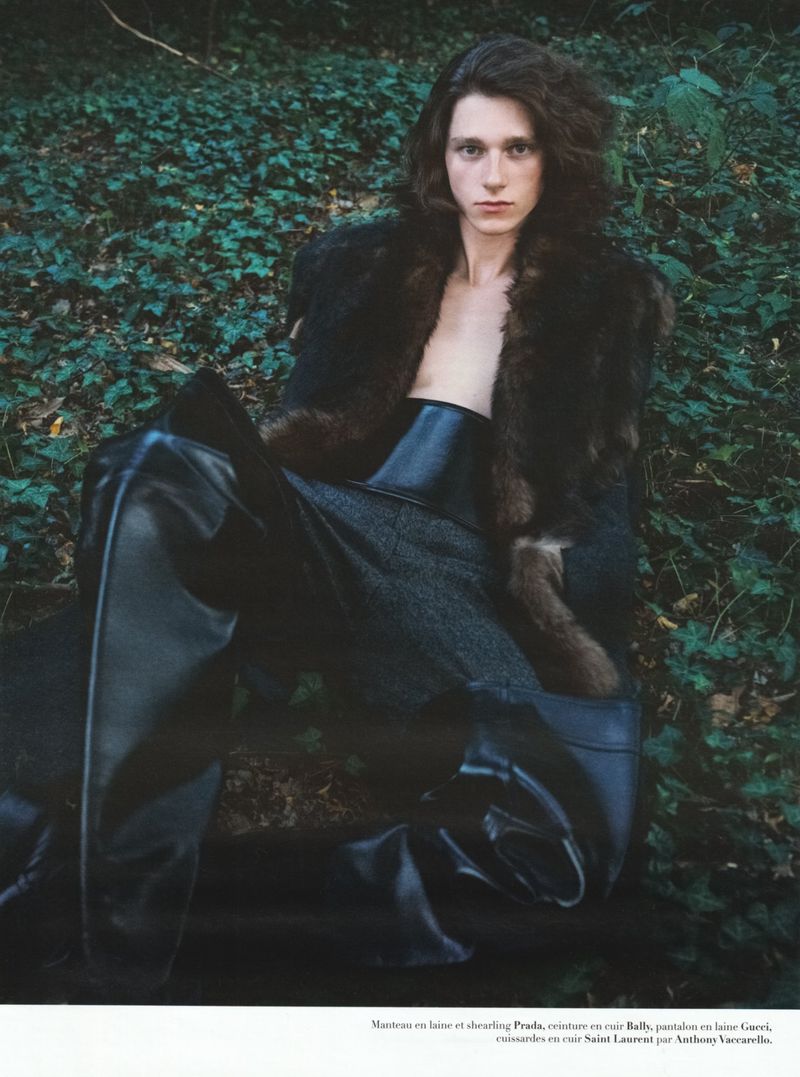 Guía para Modelos: Cómo Dominar la Pose Andrógina y el Estilismo de Impacto para tu Próxima Editorial