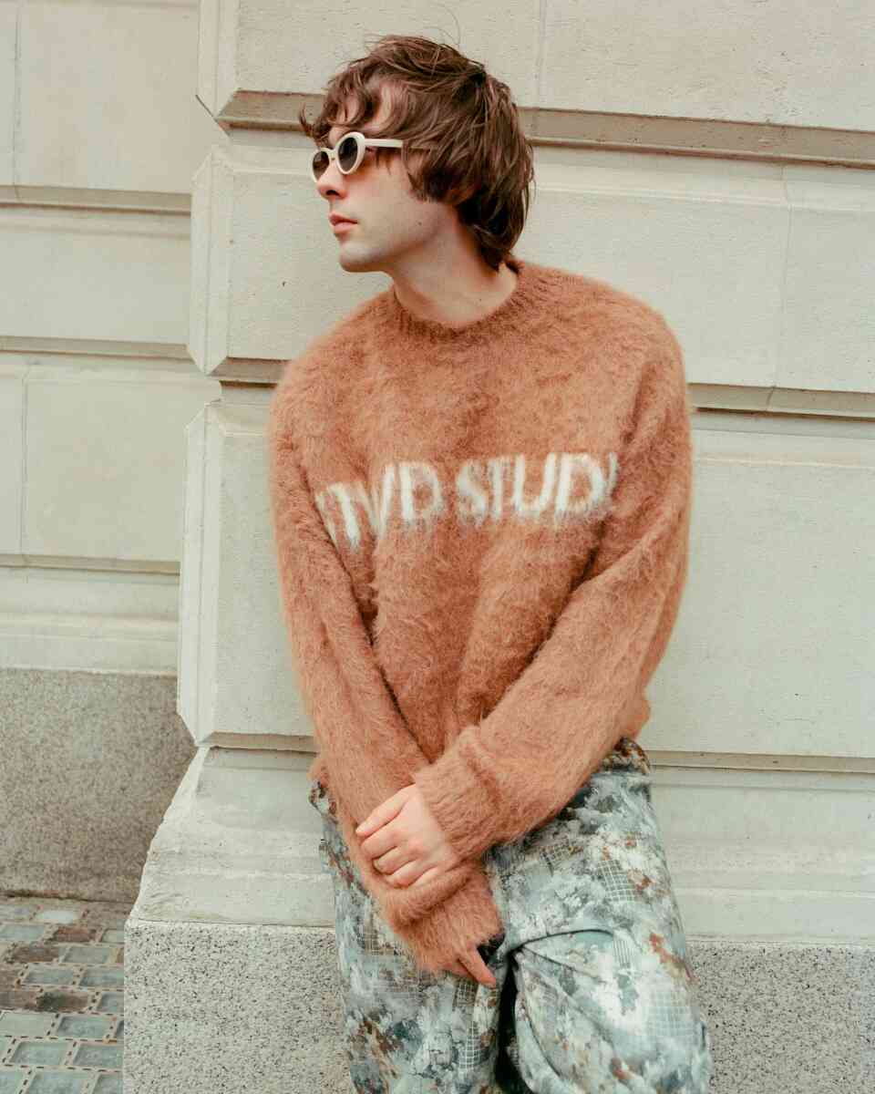 Modelo expresando emociones durante sesión fotográfica profesional