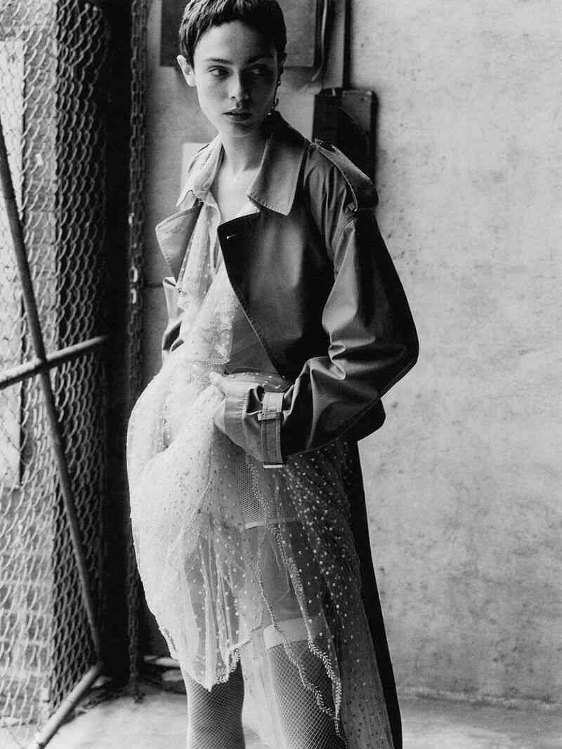 Conexión emocional con la cámara en sesión fotográfica