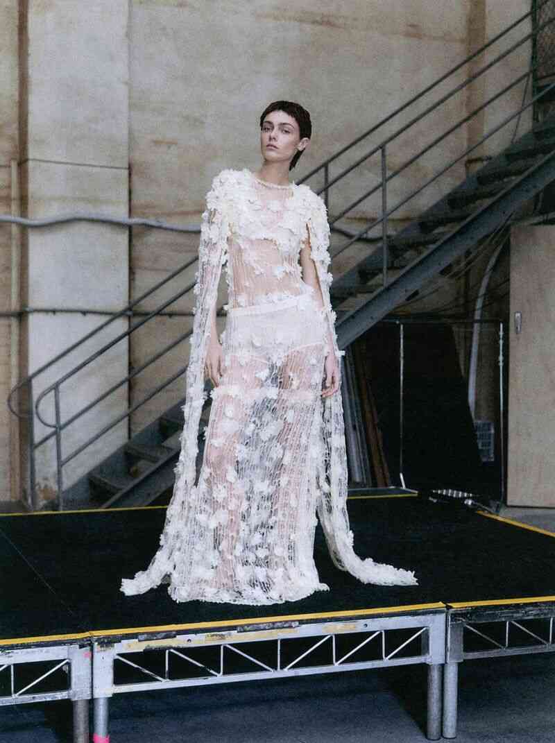 Expresión facial profesional en pasarela de moda